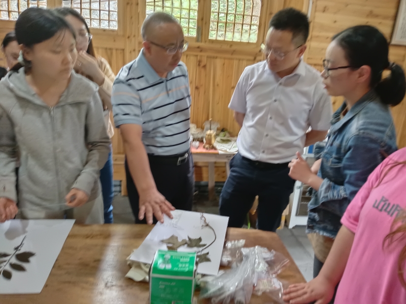 专业老师向学校及学院领导汇报校外实训心得