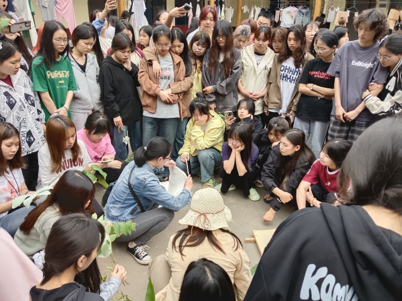 专业老师给学生现场讲解、演示标本的制作