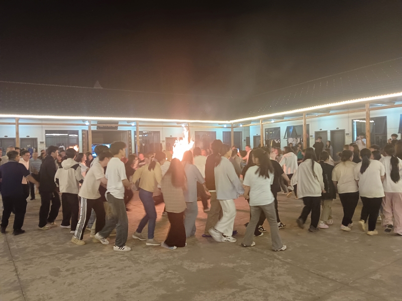 校外实训的业余活动也精彩，同学们正在举行篝火晚会