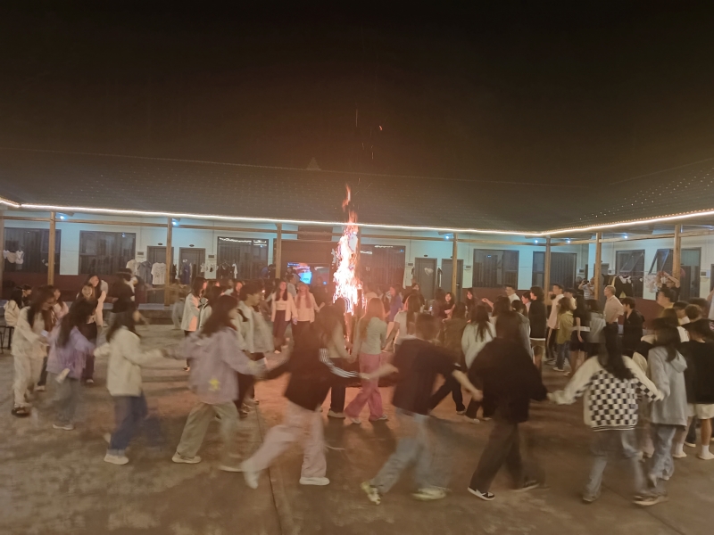 篝火正旺、热情正高，同学们嗨起来！