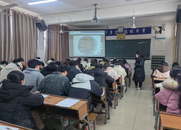 公开课上展风采  听课评课促成长