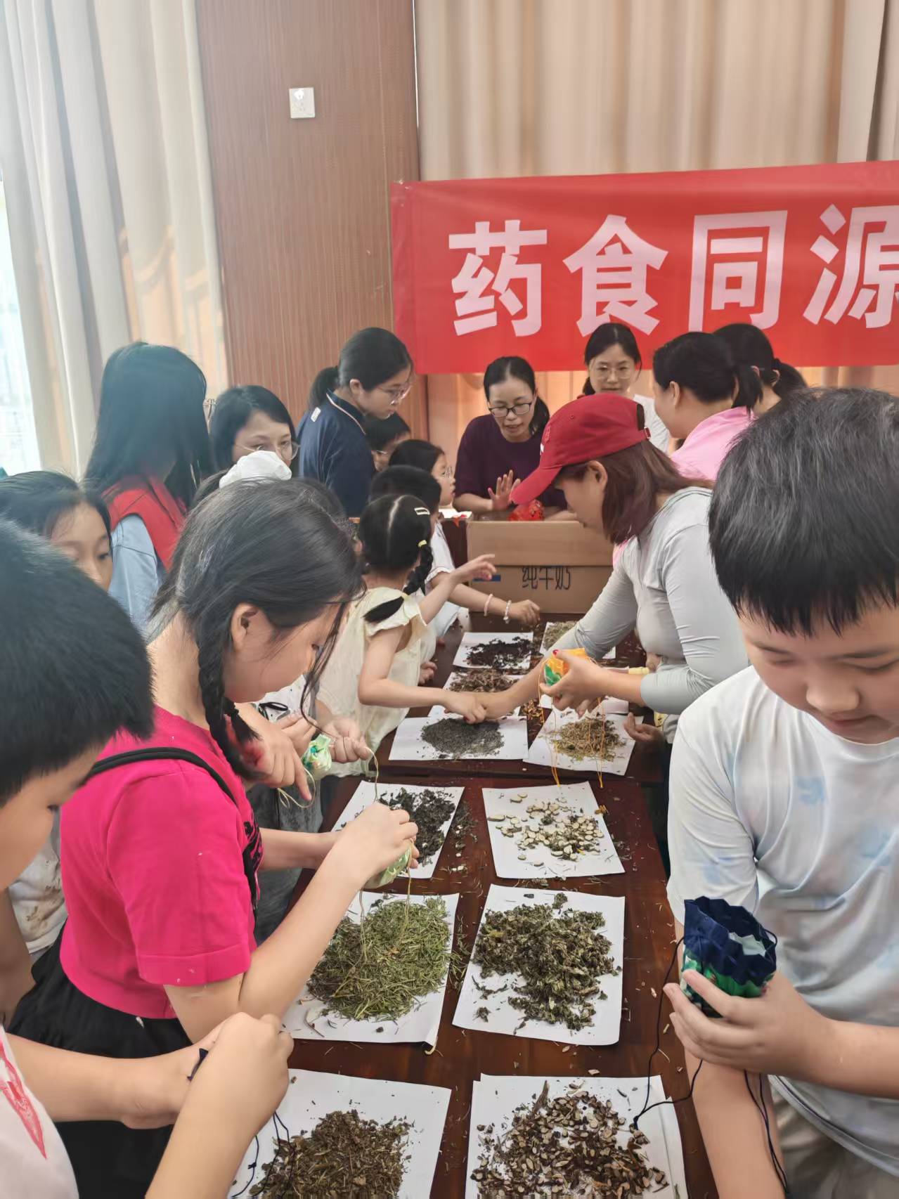 药香伴童趣 非遗润童心 —— 药学院分工会开展六一亲子中医药
