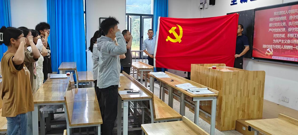 纳新聚力强党性 深学笃行启新程——药学院召开预备党员接收大会